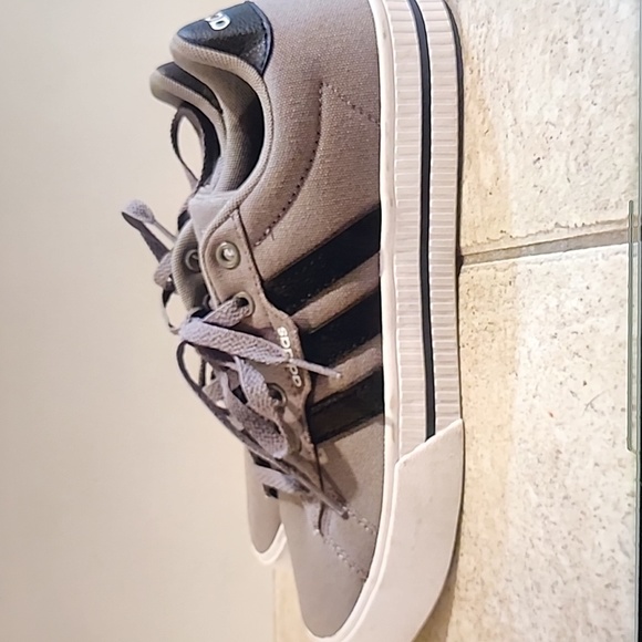 Like New!! Adidas Sneakers Unisex, Woman's Sz 5 in tag - Picture 6 of 11